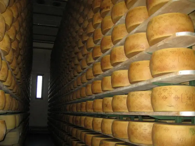 Czy grana padano to parmezan? Odkryj kluczowe różnice i smaki