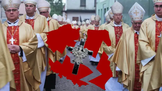 Grupa duchownych w złotych szatach i mitrach, na tle czerwonego zarysu Polski z krzyżem.