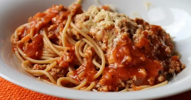 Spaghetti z mielonym: proste przepisy na pyszne danie dla każdego