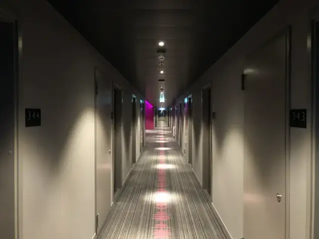 Czy osoba niepełnoletnia może wynająć pokój w hotelu? Oto co musisz wiedzieć