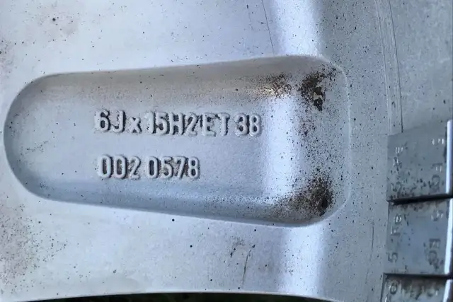 Na feldze wybite są oznaczenia 6Jx15H2 ET 38. Tak sprawdzisz et felgi, by pasowały do Twojego auta.