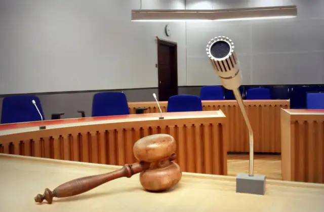 Czy adwokat niewykonujący zawodu może chodzić do sądu jako obserwator?