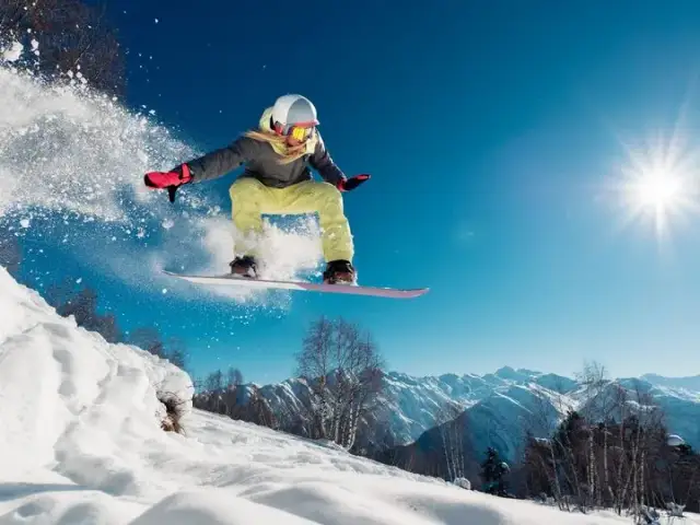 Jaką kurtkę na snowboard wybrać, aby uniknąć zimna i wilgoci?