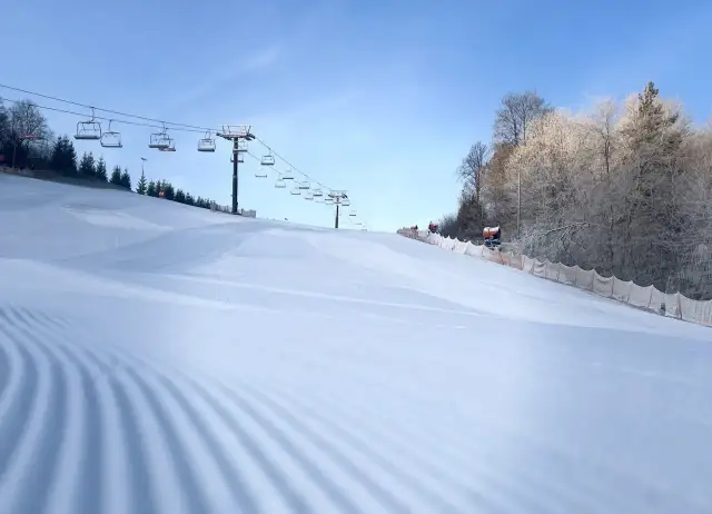 Szwajcaria Bałtowska snowpark przygotowany do jazdy. Wyciąg krzesełkowy w tle, idealnie przygotowane stoki.