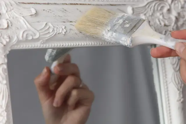 Farba nie odpryśnie! Malowanie ramy lustra z plastiku DIY