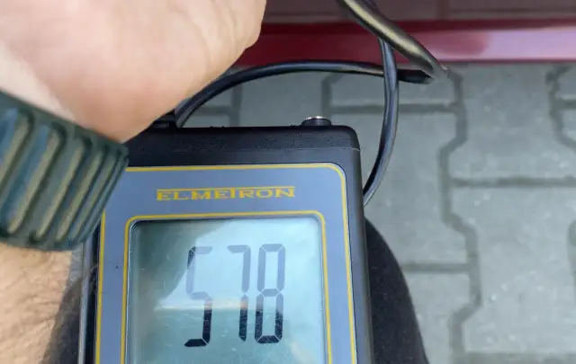 Miernik grubości lakieru pokazuje 578. Precyzyjny pomiar lakieru to klucz do oceny stanu pojazdu.