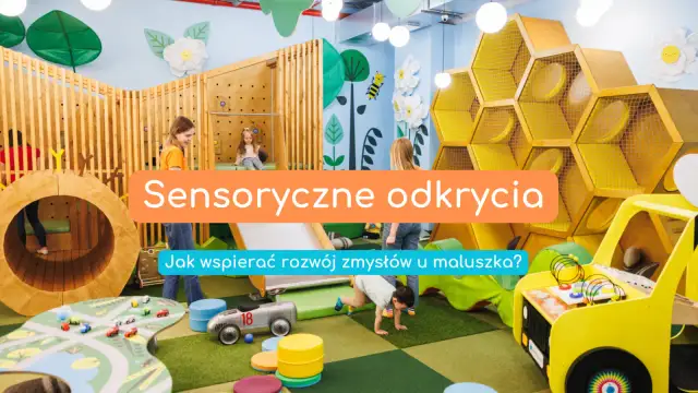 Kolorowy plac zabaw z elementami sensorycznymi, dziećmi i napisami.