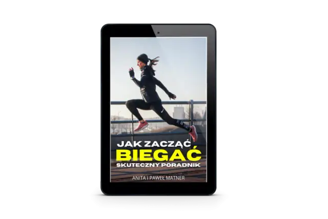 Kobieta w stroju sportowym skacze, na ekranie tabletu widnieje napis "Jak zacząć biegać. Skuteczny poradnik".