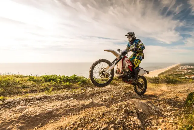 Prawo jazdy na enduro: Czy jest wymagane? Poznaj kategorie i kary!