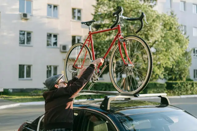 Bagażniki dachowe - jak wybrać idealne rozwiązanie do aktywnej podróży?