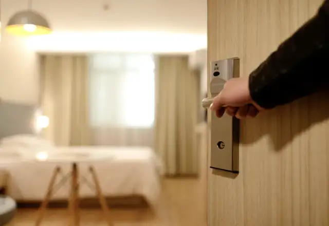Wieczór w hotelu: jak zrelaksować się bez wychodzenia z pokoju?