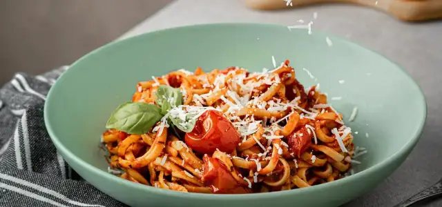 Odkryj tajemnice oryginalnego przepisu na spaghetti Napoli z Neapolu
