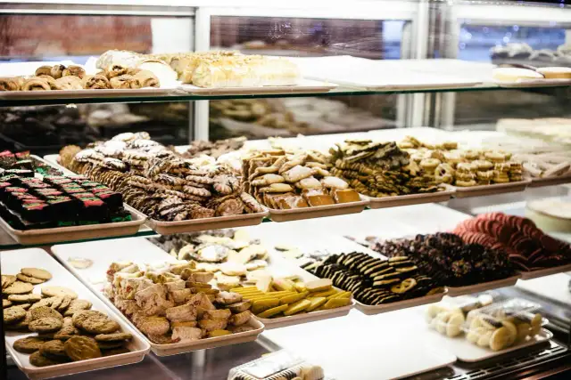Gdzie kupić kardynałki ciastka? Najlepsze miejsca i oferty