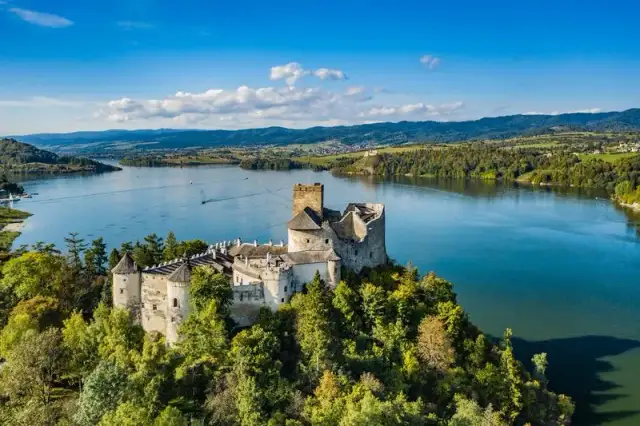 Zamek w Niedzicy: Fascynująca Historia i Legendy, Które Zadziwiają