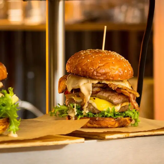 Co możemy znaleźć w burgerze? Odkryj składniki i warianty burgerów