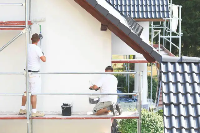 Najlepsza farba do elewacji: ekspert radzi, jak uniknąć wpadek i oszczędzić pieniądze