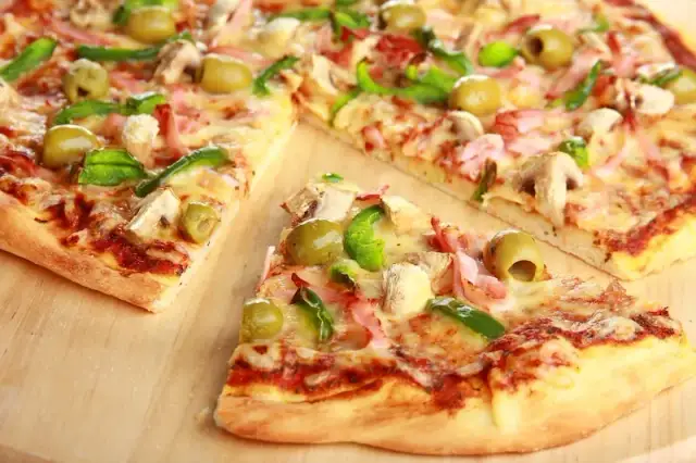 Jak zrobić domową pizzę - prosty przepis na idealne ciasto i sos