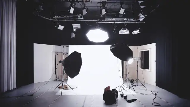 Kreatywna przestrzeń do pracy wizualnej – nowoczesne studio fotograficzne