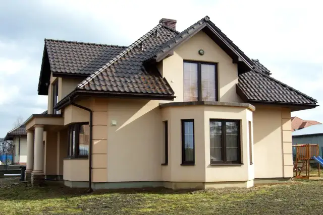 Jakie kolory ogrodzenia najlepiej pasują do brązowego dachu?