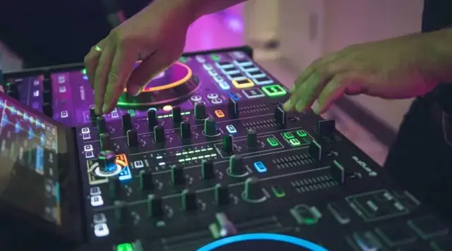 Ile kosztuje DJ na 50 urodziny? Ceny, które mogą cię zaskoczyć