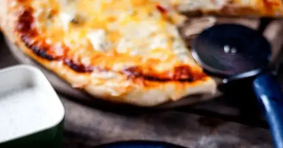 Przepis na pizzę jak z Pizza Hut - puszyste ciasto w Twoim domu