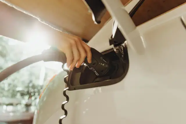 Stacje ładowania pojazdów elektrycznych: Projektowanie i wdrażanie w firmach