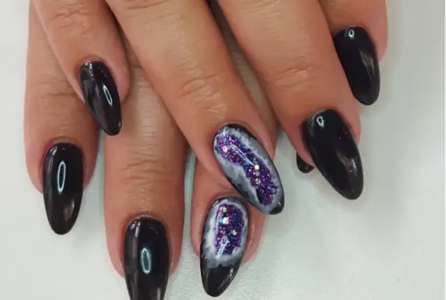 Manicure mineralny co to jest? Zalety, etapy i pielęgnacja paznokci po zabiegu