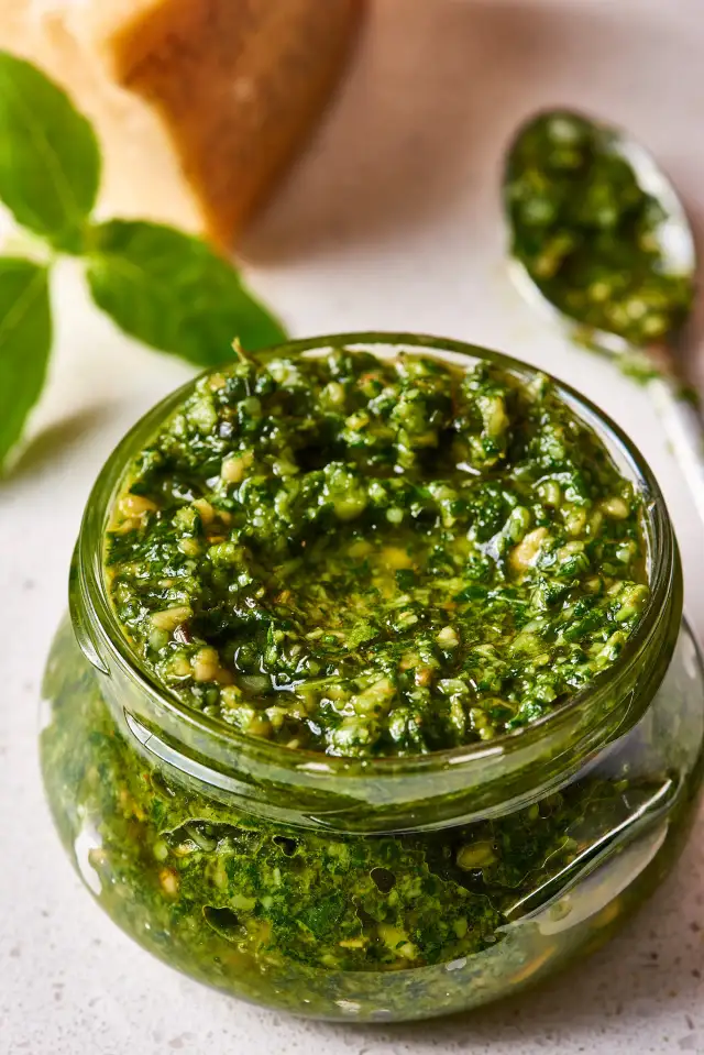 Jaki ser do pesto? Odkryj najlepsze opcje i smaki do Twojego dania