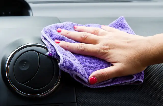 Czym myć auto w środku, aby uniknąć zarysowań i plam?