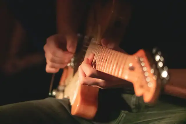 Z czego składa się gitara elektryczna? Odkryj jej kluczowe elementy