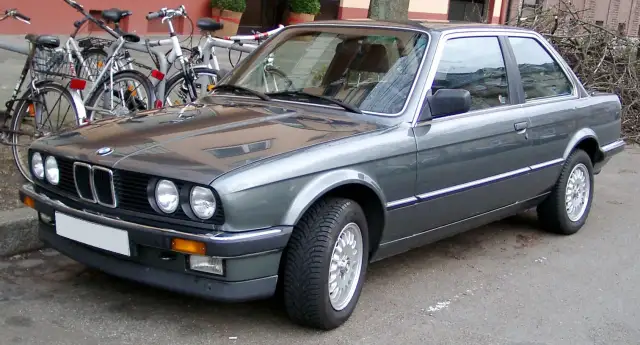 BMW E30 Coupe – historia, specyfikacje i kultowy status modelu