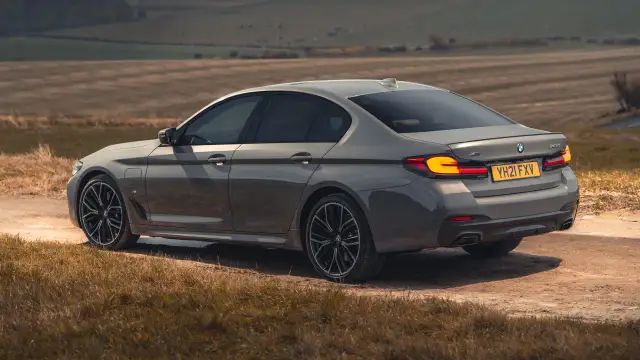 BMW 545e: Moc i Efektywność w Jednym - Techniczne Szczegóły