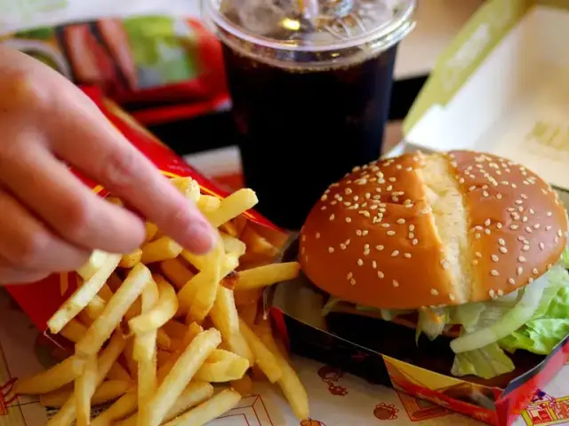 Ile kalorii ma burger drwala? Sprawdź, co naprawdę jesz
