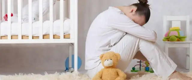 Co to jest depresja poporodowa i jak ją rozpoznać oraz leczyć