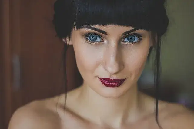 Jak zapobiec rozmazywaniu szminki? Proste triki na trwały makijaż ust