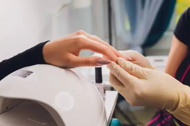 Hybrydy vs żele: kluczowe różnice i zalety obu rodzajów manicure