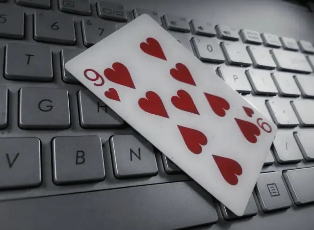 Jak wybrać najlepszą odmianę gry karcianej na platformie rozrywkowej online?