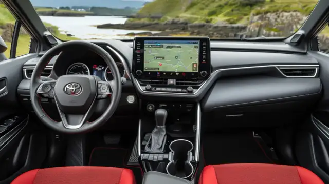 Jak wygląda wnętrze Toyota Auris? Opinie kierowców, recenzje wnętrza