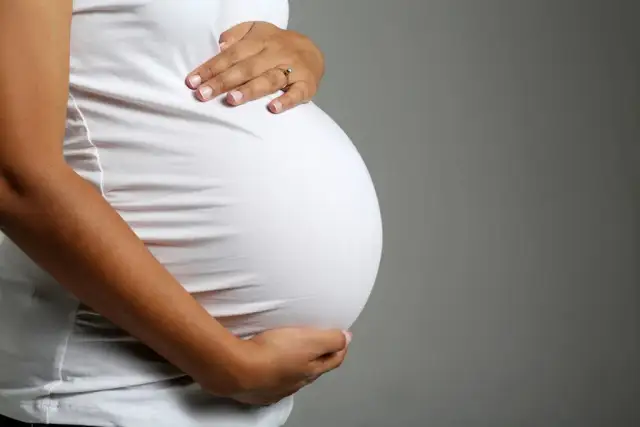 Czop śluzowy wypadł? Sprawdź, ile czasu zostało do porodu i co robić