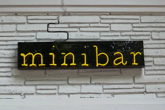 Czy minibar w hotelu jest płatny? Oto, co musisz wiedzieć, aby uniknąć kosztów