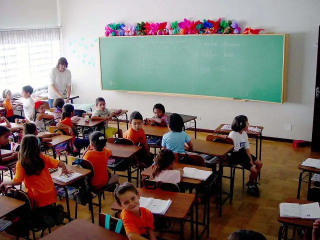 Co zawiera program nauczania? Kluczowe elementy, które musisz znać
