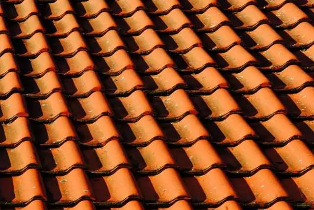 Ile kosztuje dachówka betonowa? Poznaj ceny i czynniki wpływające na koszt