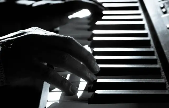 Jak prawidłowo układać palce na pianinie i uniknąć błędów technicznych