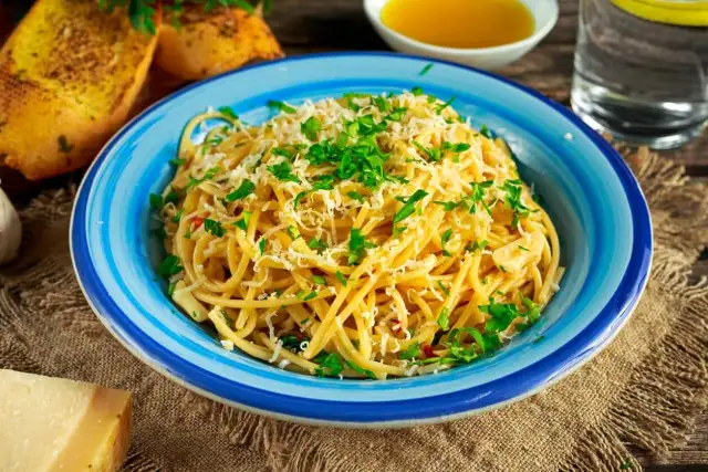 Spaghetti aglio olio z Kwestii Smaku: przepis krok po kroku