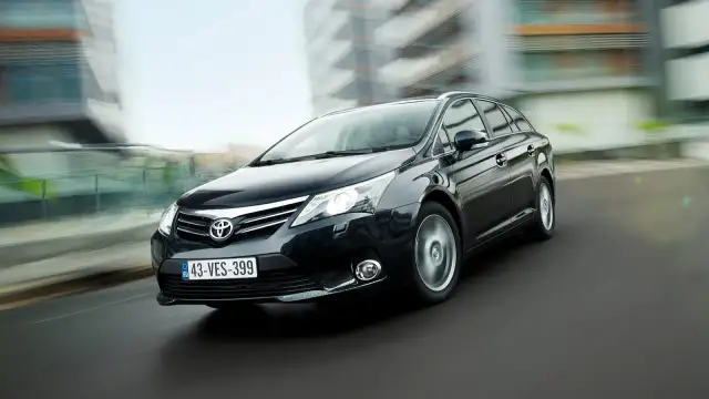 Jakie żarówki do Toyoty Avensis T27 – uniknij błędów przy wymianie