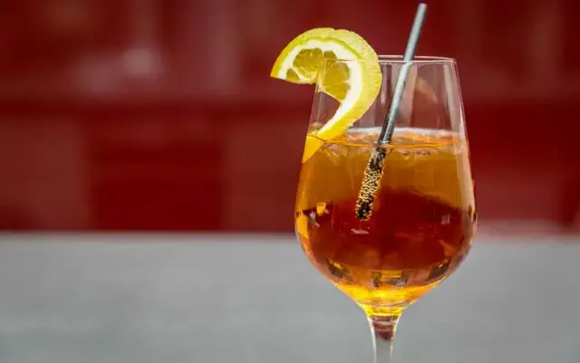 Aperitivo drink: odkryj włoską tradycję i najlepsze przepisy na napoje
