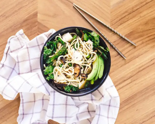 Zamienniki makaronu chow mein – co wybrać, aby nie stracić smaku?