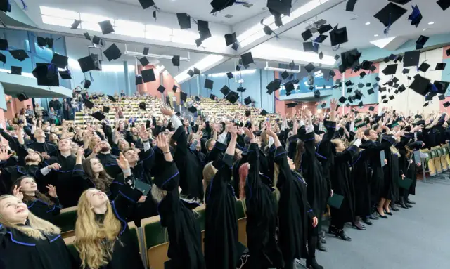 Pierwsza pensja po studiach: Ile naprawdę możesz zarobić?