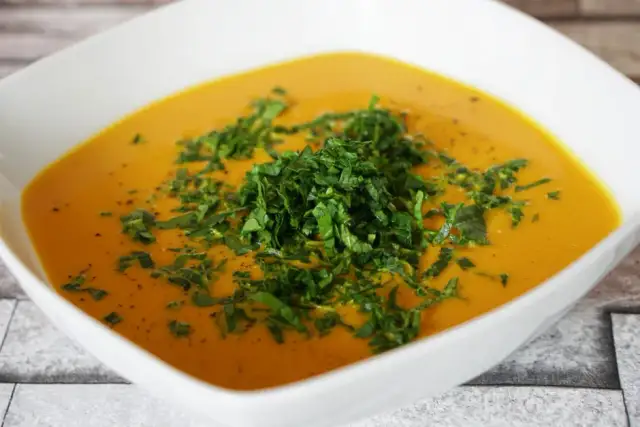 Czym przyprawić zupę dyniową, aby zaskoczyć smakiem i aromatem?