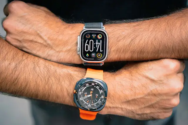 Deux montres connectées sur les bras d'une personne. Peut-on connecter 2 montres sur le même téléphone ?